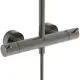 Duschsystem in mattem Grau von Ideal Standard mit temperaturregulierendem Ventil und zwei Steuergriffen, montiert an einer Wand.